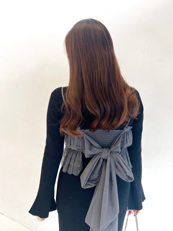 ブラック系のワンピース、ブラック系のブーツ、ベージュ系のショルダーバッグを着用したレディースの秋コーディネートの3枚目の写真