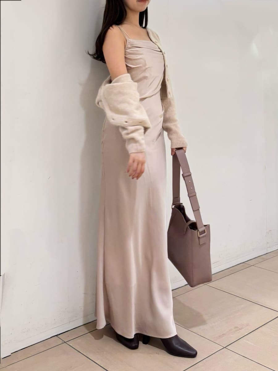 ピンク系のカーディガン/ボレロ、レッド系のブーツ、ピンク系のトートバッグを着用したレディースの秋コーディネートの4枚目の写真