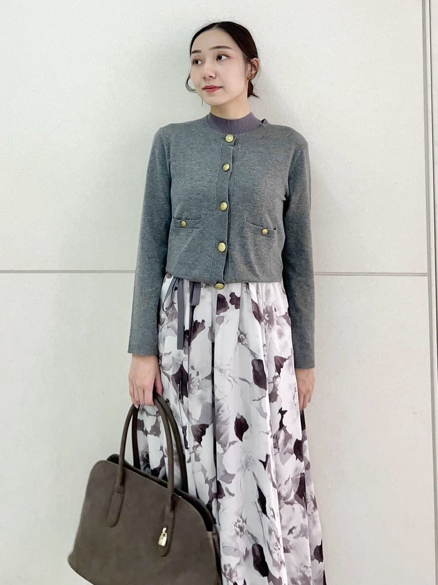 グレー系のワンピース、ブラック系のローファー、グレー系のハンドバッグを着用したレディースの秋コーディネートの5枚目の写真