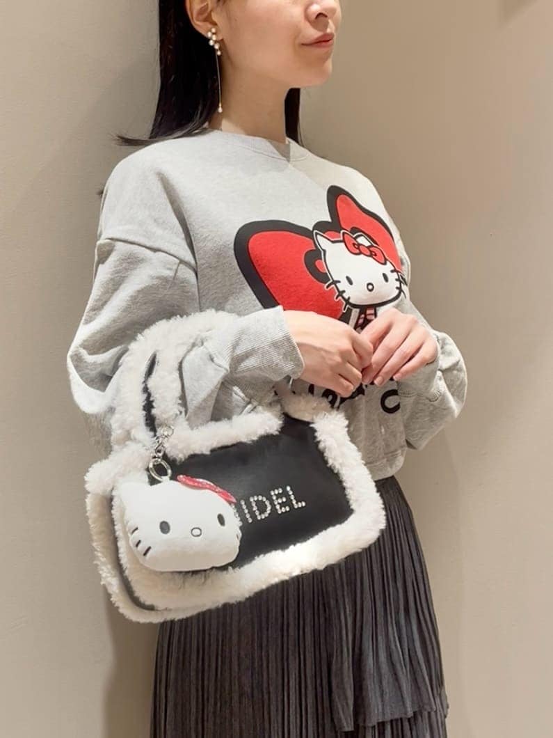 グレー系のスウェット、その他のスカート、ブラック系のハンドバッグを着用したレディースの秋コーディネートの4枚目の写真