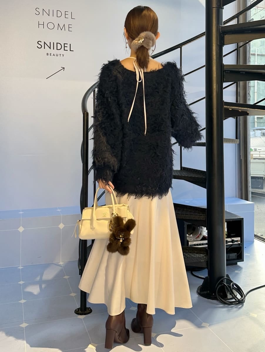 ホワイト系のワンピース、ブルー系のカーディガン/ボレロ、ホワイト系のボストンバッグを着用したレディースの秋コーディネートの3枚目の写真