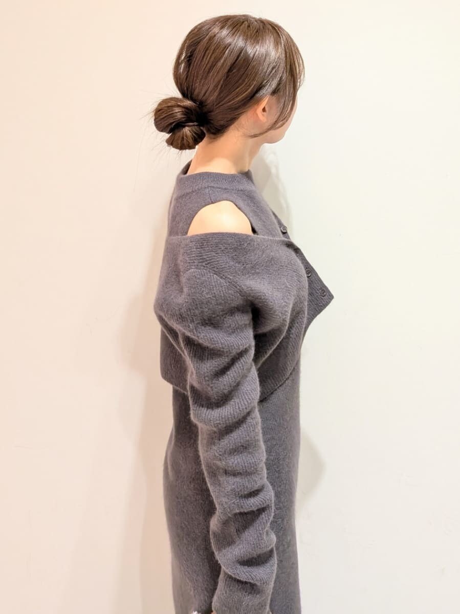 グレー系のワンピース、グレー系のカーディガン/ボレロ、イエロー系のハンドバッグを着用したレディースの秋コーディネートの4枚目の写真