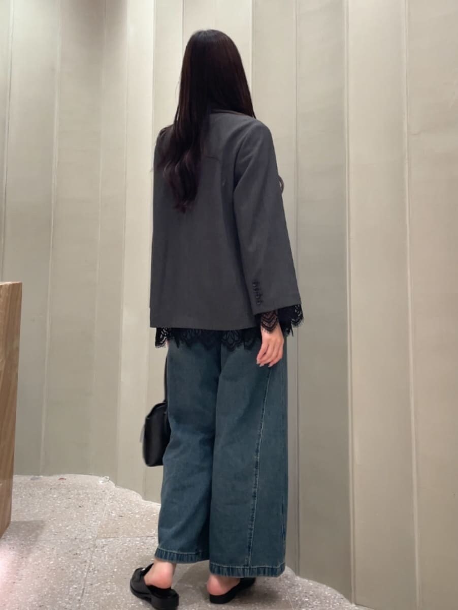 グレー系のテーラードジャケット、ブルー系のデニムパンツ、ホワイト系のその他トップスを着用したレディースの秋コーディネートの5枚目の写真