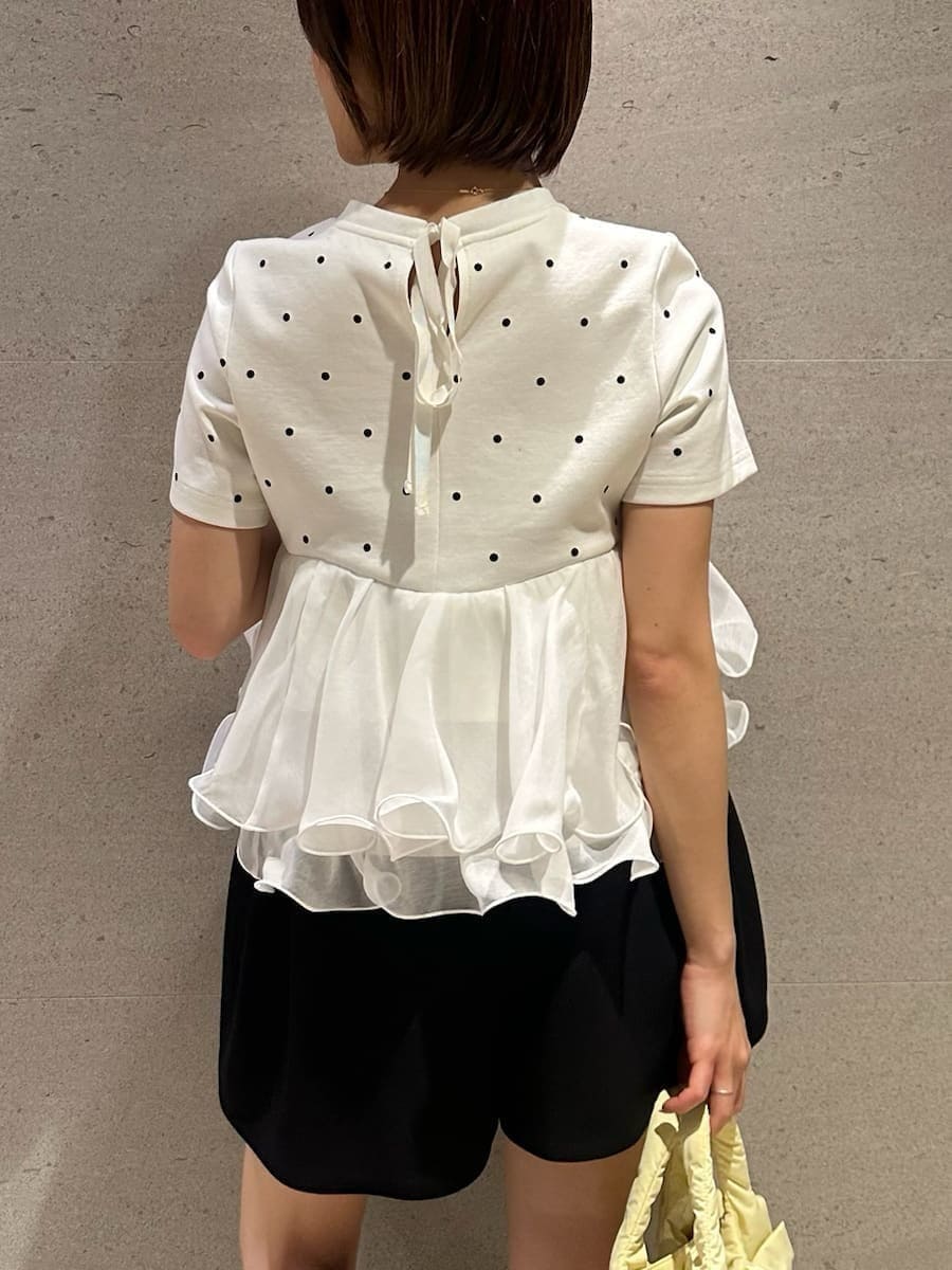 ブラック系のその他パンツ、その他のTシャツ/カットソーを着用したレディースの春コーディネートの5枚目の写真