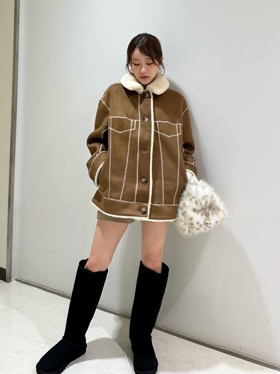 ブラウン系のその他パンツ、その他のショルダーバッグを着用したレディースの秋コーディネートの3枚目の写真
