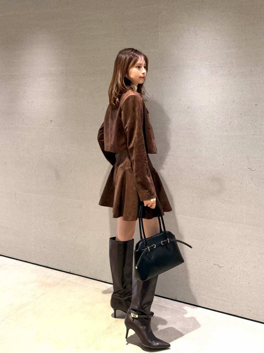 ブラウン系のノーカラージャケット、ブラウン系のその他パンツ、ホワイト系のTシャツ/カットソーを着用したレディースの秋コーディネートの4枚目の写真