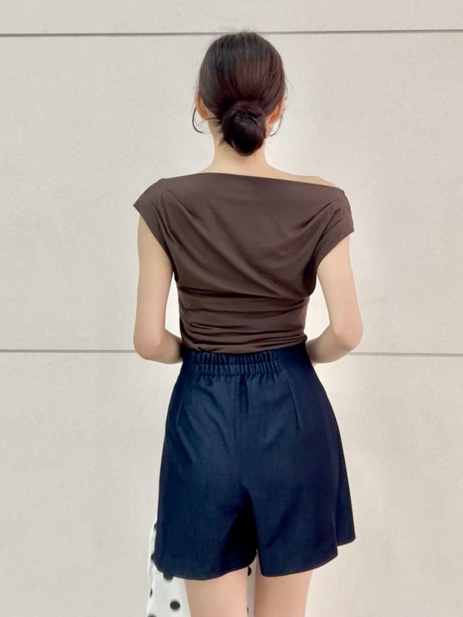 ブルー系のその他パンツ、ブラウン系のTシャツ/カットソー、ホワイト系のトートバッグを着用したレディースの夏コーディネートの7枚目の写真