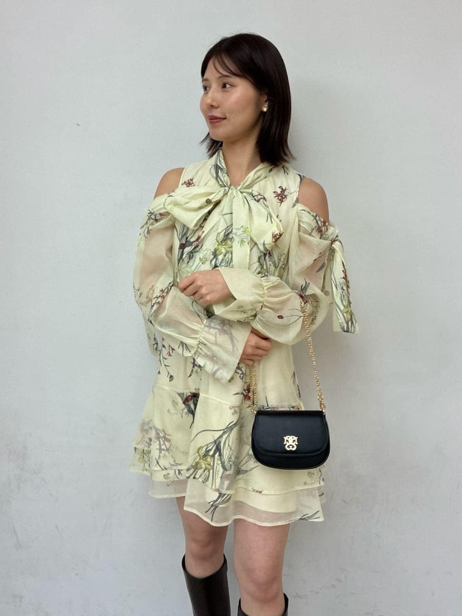 ブラウン系のブルゾン、イエロー系のワンピース、ブラック系のショルダーバッグを着用したレディースの冬コーディネートの4枚目の写真