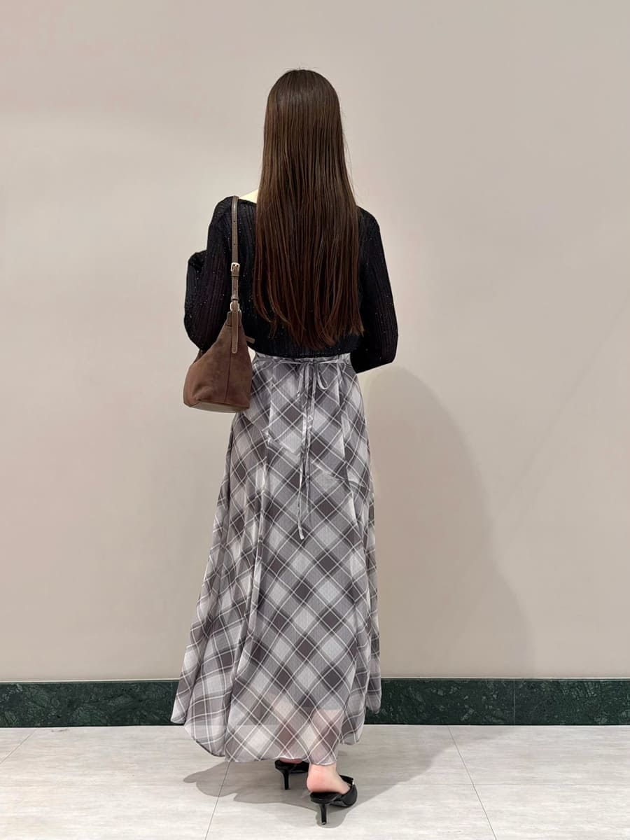 グレー系のワンピース、ブラック系のサンダル、ブラウン系のショルダーバッグを着用したレディースの夏コーディネートの3枚目の写真