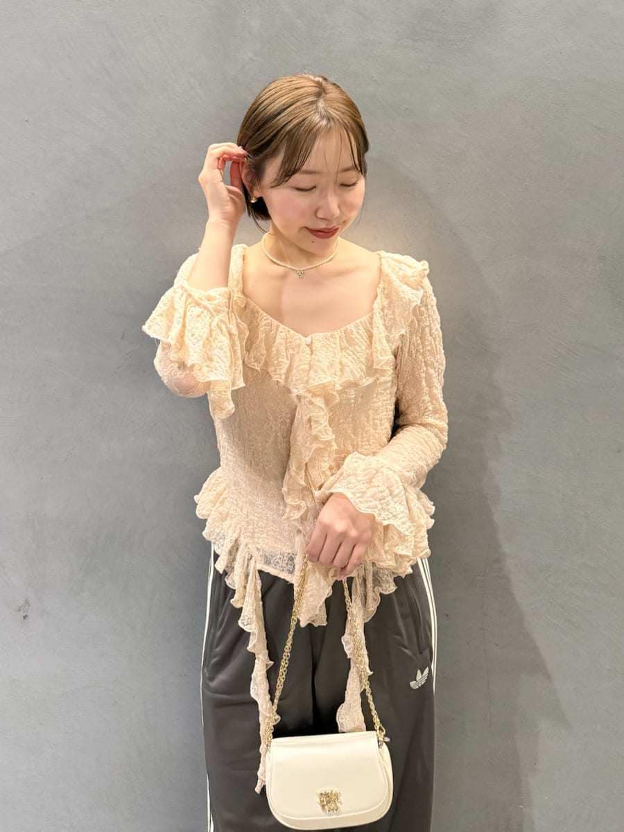 ピンク系のTシャツ/カットソー、グレー系のその他パンツ、ブラウン系のパンプスを着用したレディースの冬コーディネートの10枚目の写真