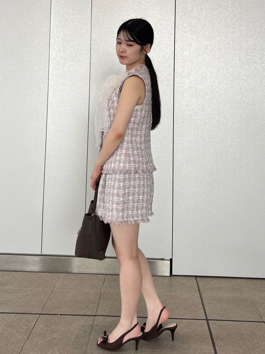 ブラウン系のハンドバッグ、その他のベスト、その他のその他パンツを着用したレディースの夏コーディネートの2枚目の写真
