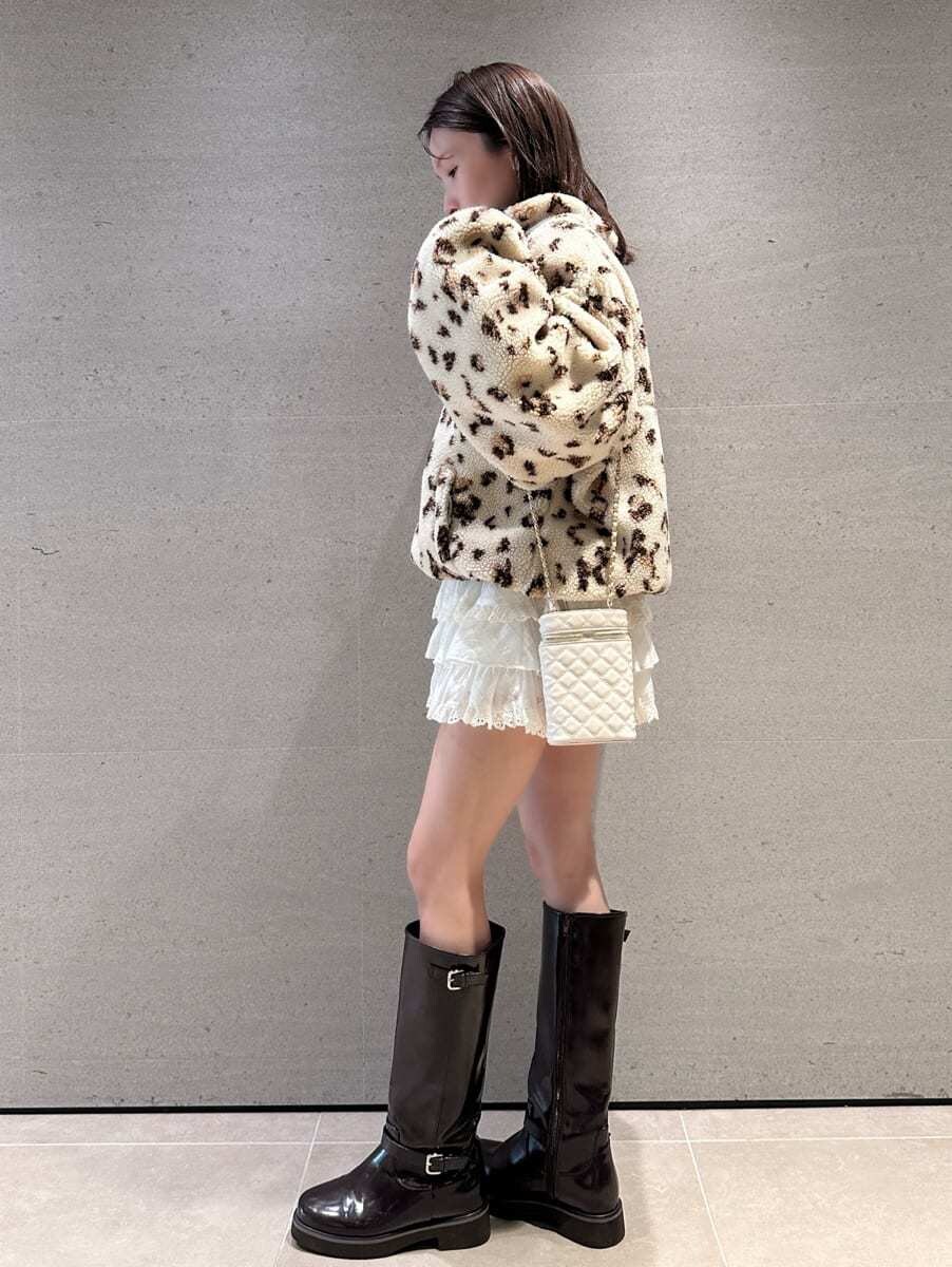 その他のTシャツ/カットソー、ホワイト系のその他パンツ、ブラウン系のブーツを着用したレディースの秋コーディネートの8枚目の写真