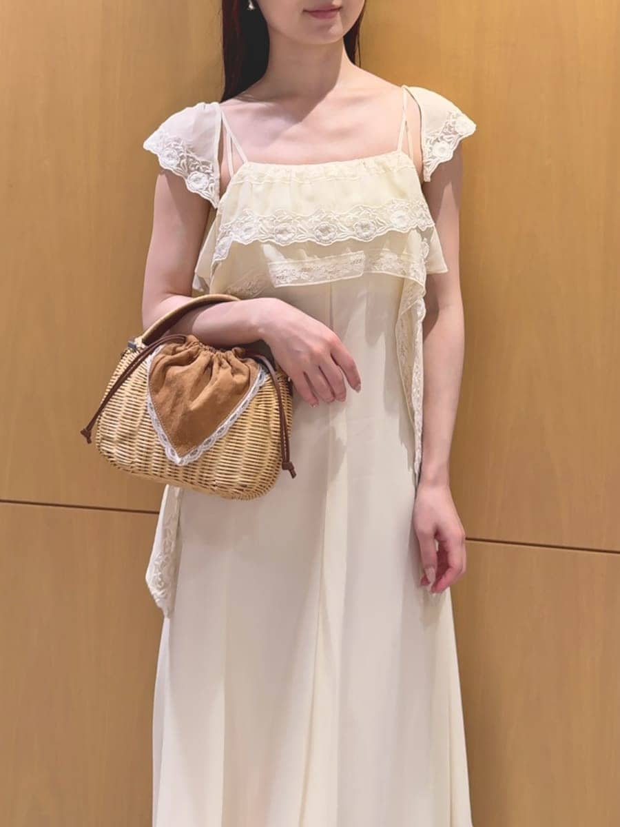 ブラウン系のかごバッグ、イエロー系のワンピース、その他のサンダルを着用したレディースの夏コーディネートの8枚目の写真