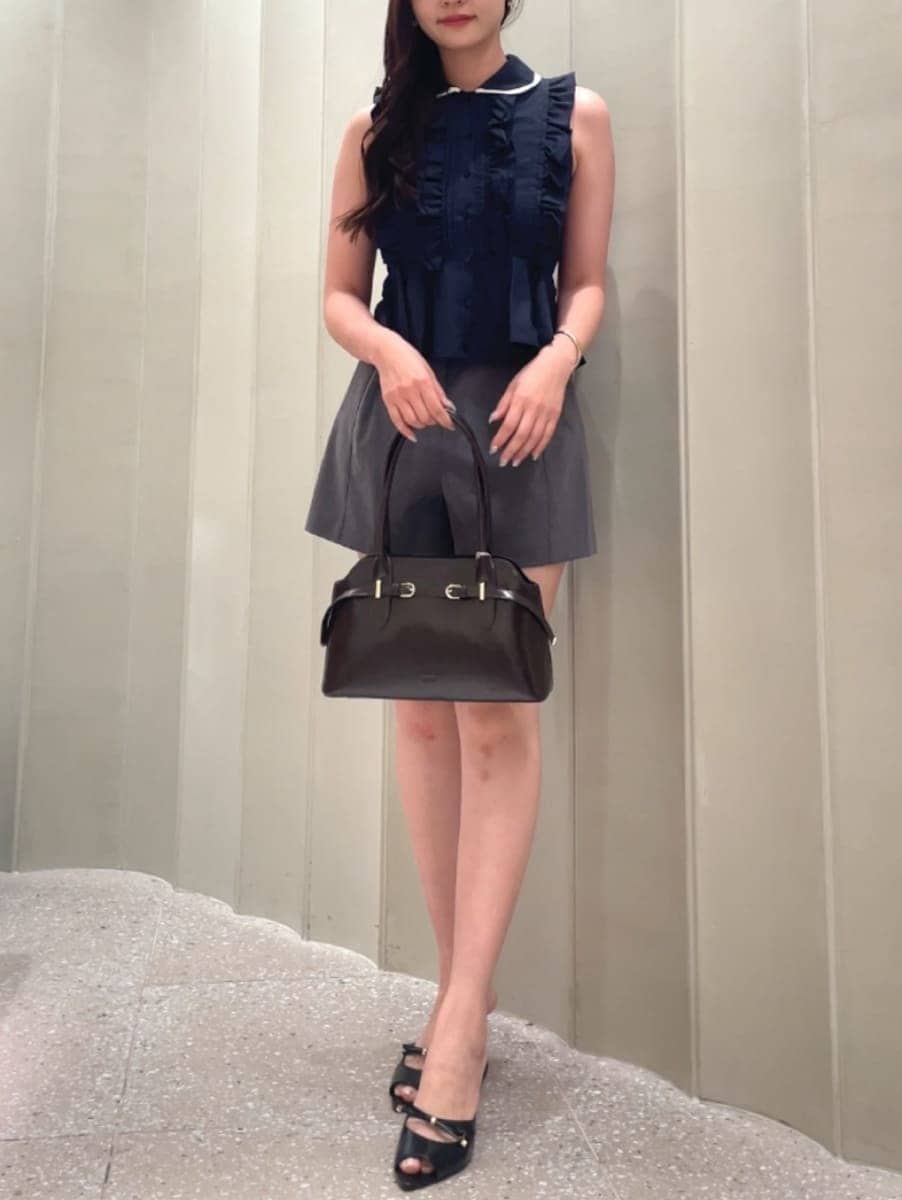 グレー系のその他パンツ、ブラック系のサンダル、ブラウン系のボストンバッグを着用したレディースの夏コーディネートの3枚目の写真