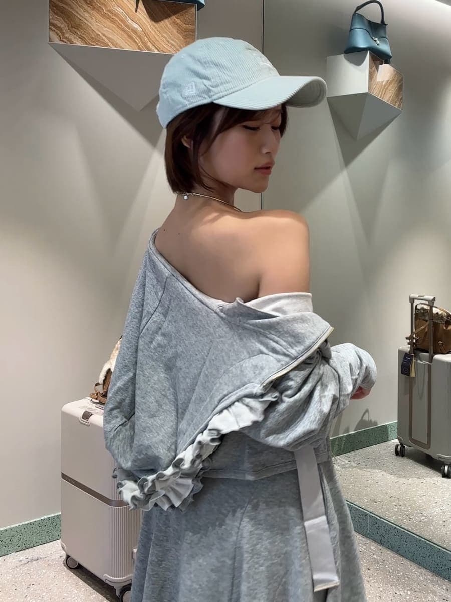 グレー系のワンピース、グレー系のパーカー、その他のバックパック/リュックを着用したレディースの夏コーディネートの4枚目の写真