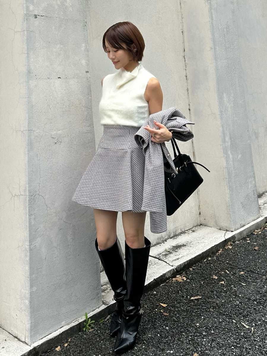 その他のノーカラージャケット、その他のその他パンツ、ホワイト系のTシャツ/カットソーを着用したレディースの秋コーディネートの9枚目の写真