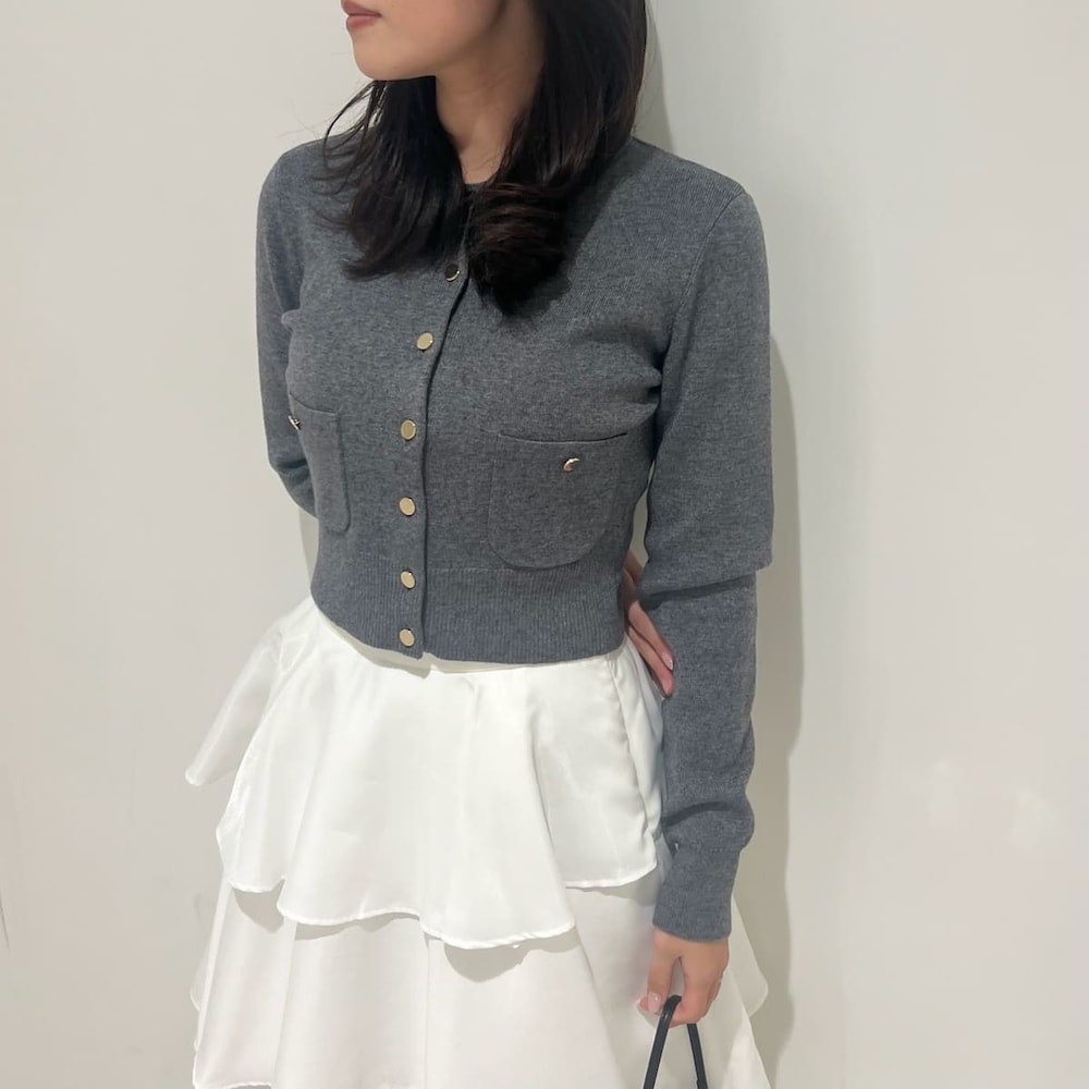 ブラック系のブーツ、グレー系のワンピースを着用したレディースの冬コーディネートの4枚目の写真