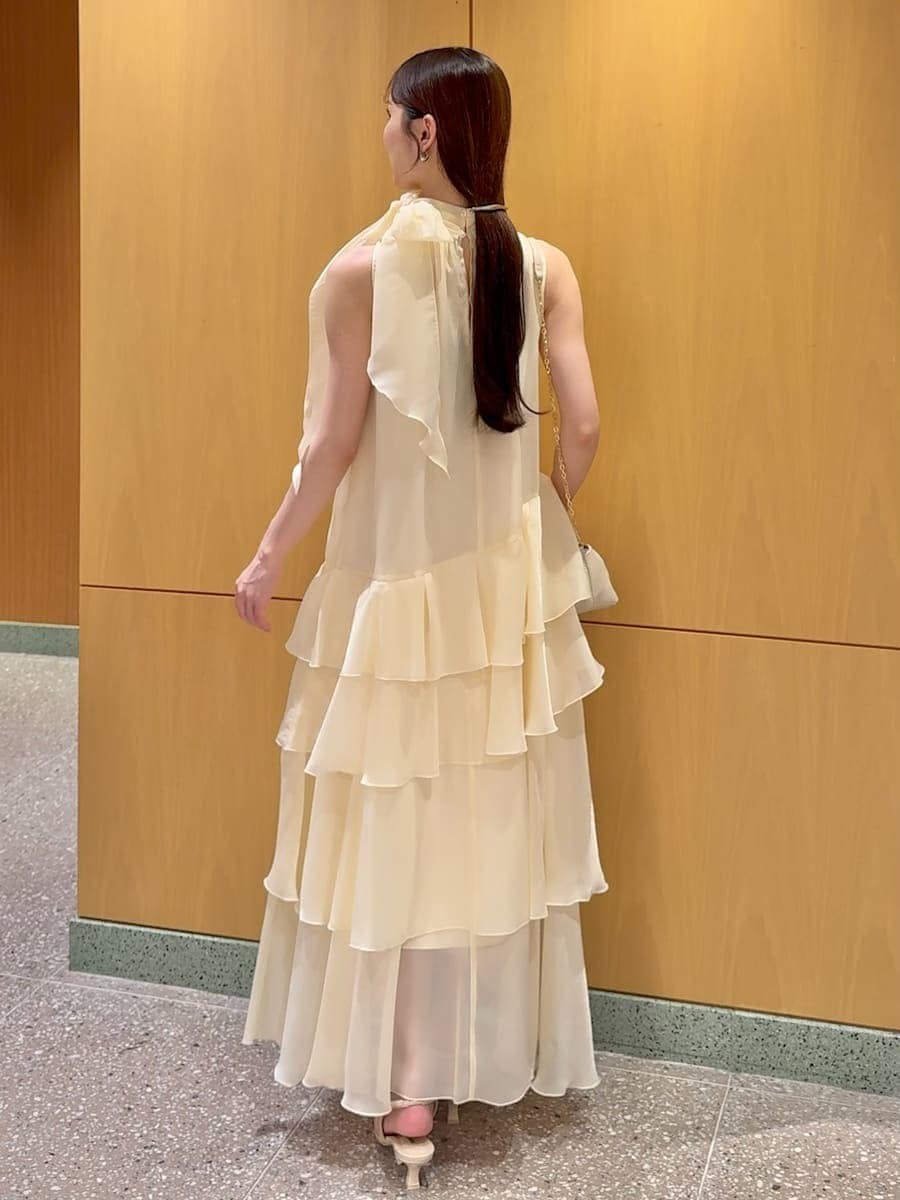イエロー系のドレスを着用したレディースの夏コーディネートの4枚目の写真