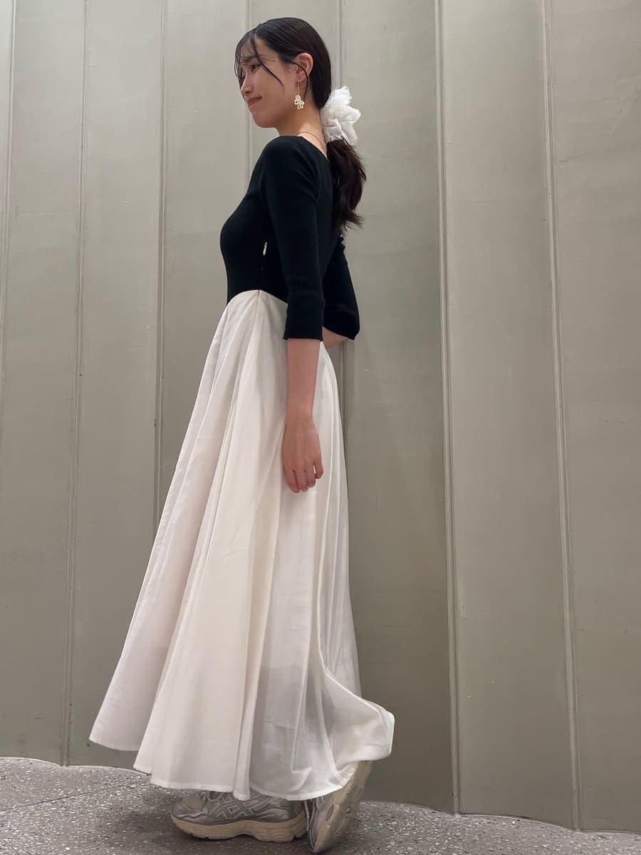 ホワイト系のショルダーバッグ、シルバー系のスニーカー、その他のワンピースを着用したレディースの冬コーディネートの4枚目の写真