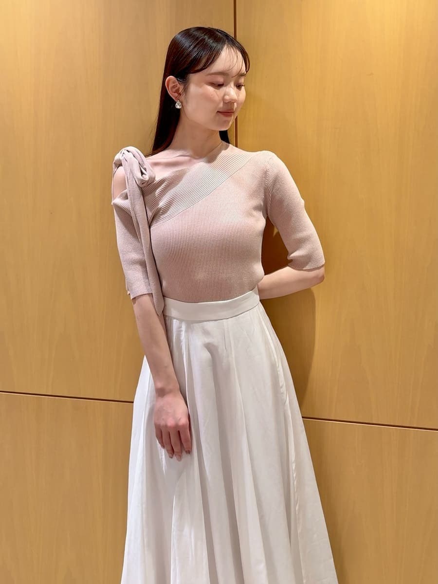 その他のパンプス、ホワイト系のショルダーバッグ、ピンク系のニット/セーターを着用したレディースの春コーディネートの4枚目の写真