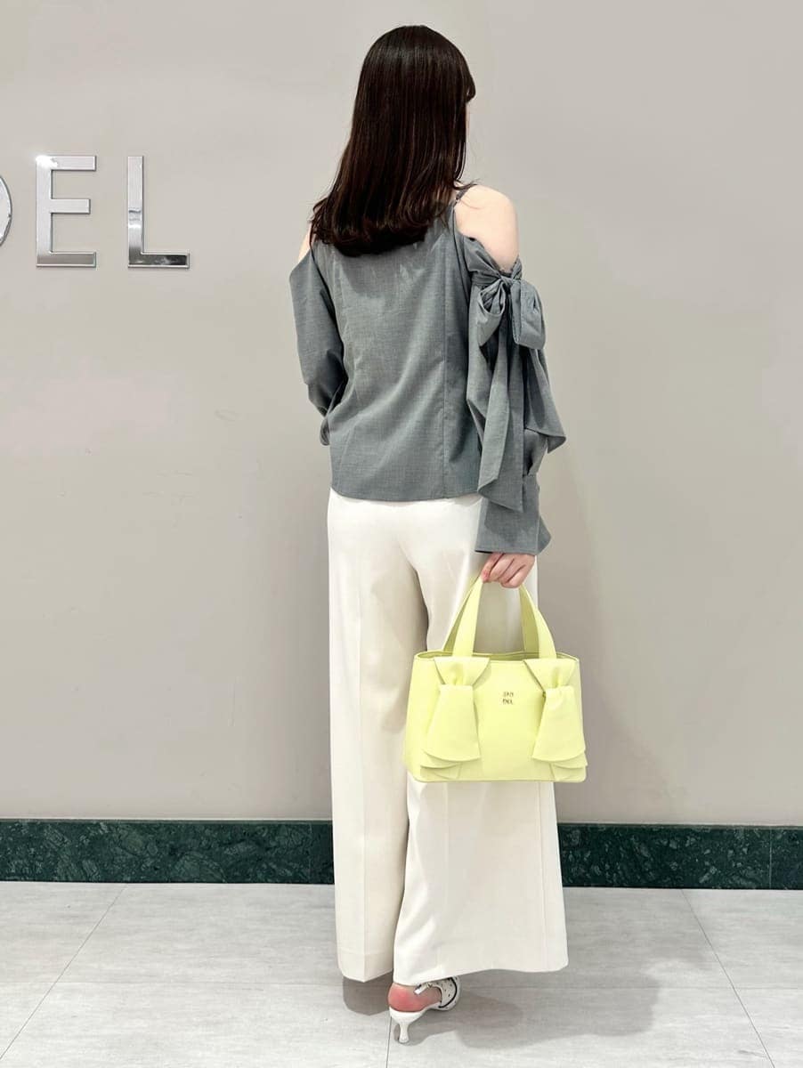 ホワイト系のその他パンツ、その他のパンプス、イエロー系のハンドバッグを着用したレディースの冬コーディネートの5枚目の写真