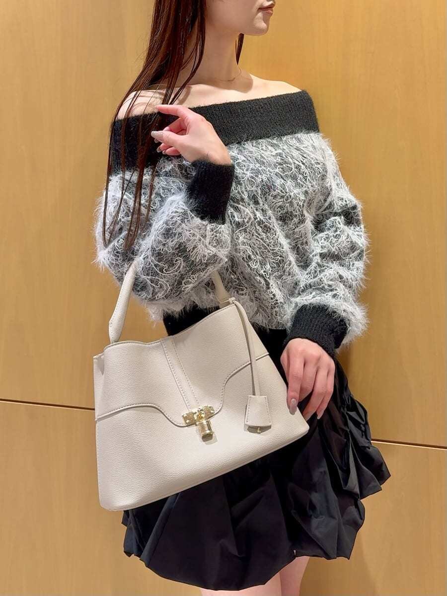 ブラック系のその他パンツ、ホワイト系のハンドバッグ、ブラック系のニット/セーターを着用したレディースの冬コーディネートの6枚目の写真