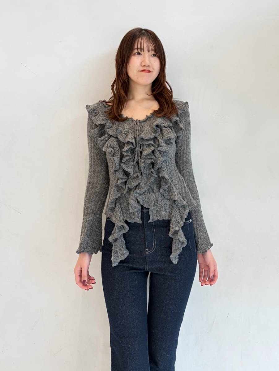 ブルー系のその他パンツ、グレー系のニット/セーターを着用したレディースの冬コーディネートの4枚目の写真