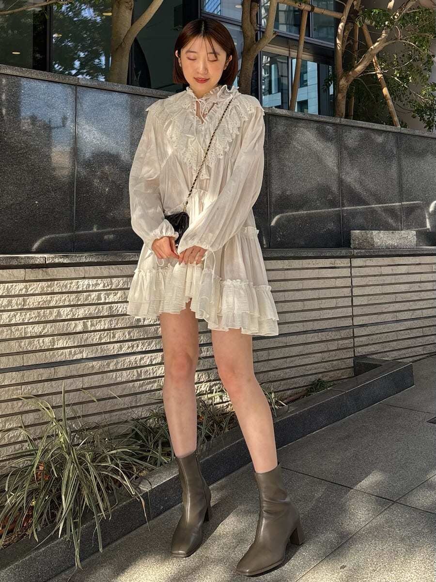 ブルー系のブルゾン、ホワイト系のその他トップスを着用したレディースの冬コーディネートの4枚目の写真