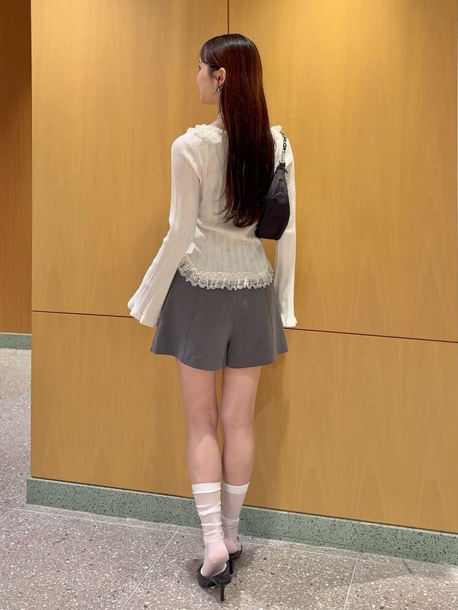 ブラック系のショルダーバッグ、グレー系のその他パンツ、ホワイト系のニット/セーターを着用したレディースの夏コーディネートの4枚目の写真