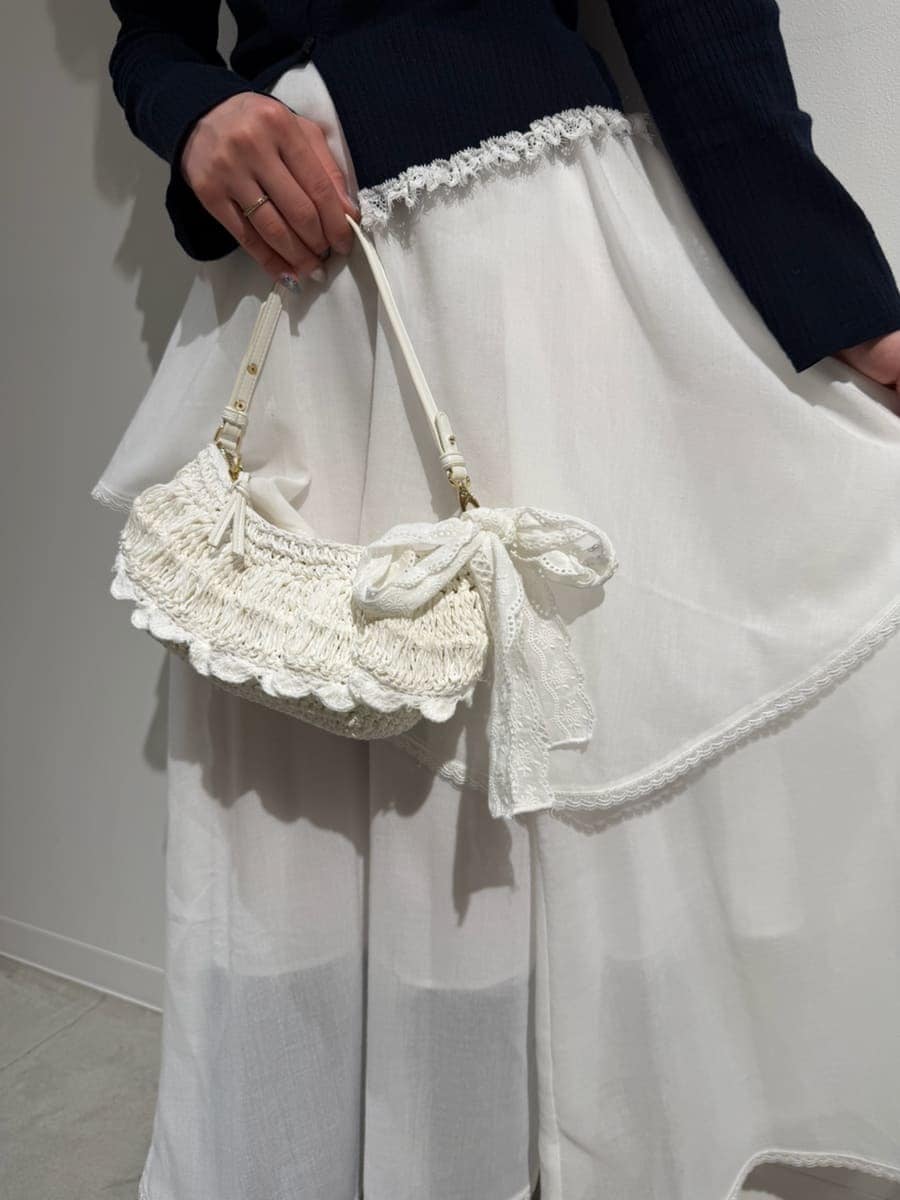 ブラック系のブーツ、ホワイト系のスカート、ブルー系のニット/セーターを着用したレディースの冬コーディネートの10枚目の写真