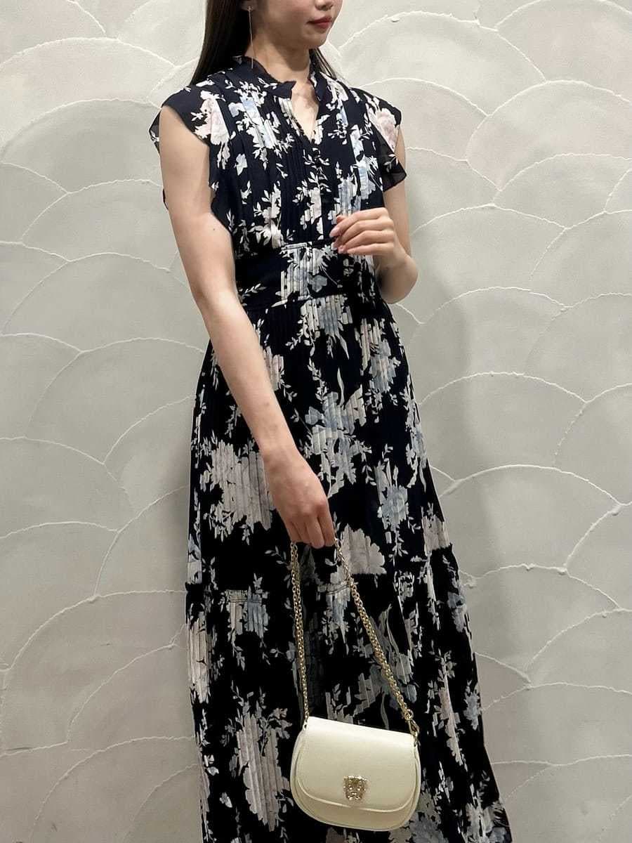 ブルー系のワンピース、グレー系のパーカー、ブラウン系のパンプスを着用したレディースの春コーディネートの4枚目の写真