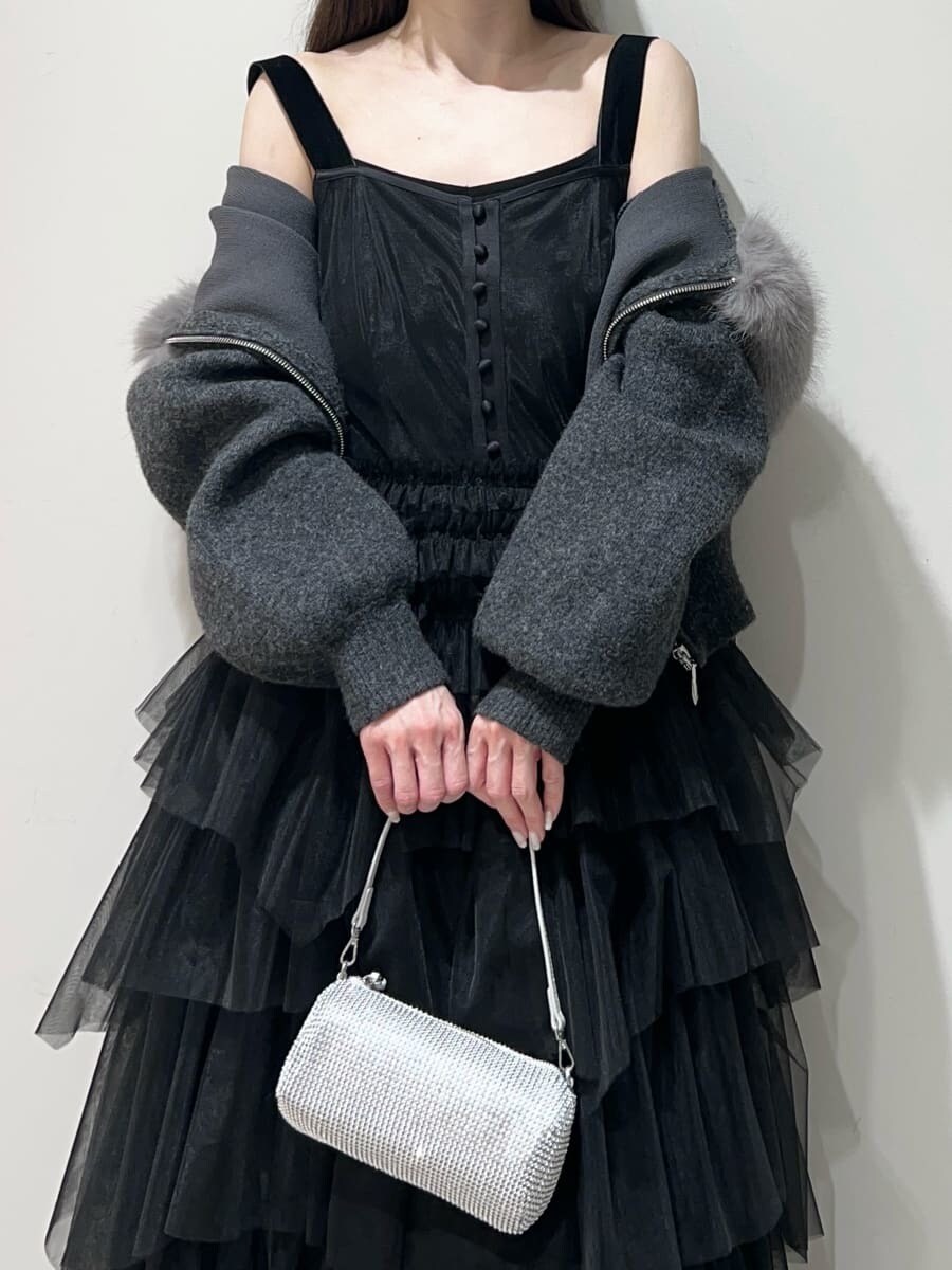 グレー系のパーカーを着用したレディースの冬コーディネートの3枚目の写真