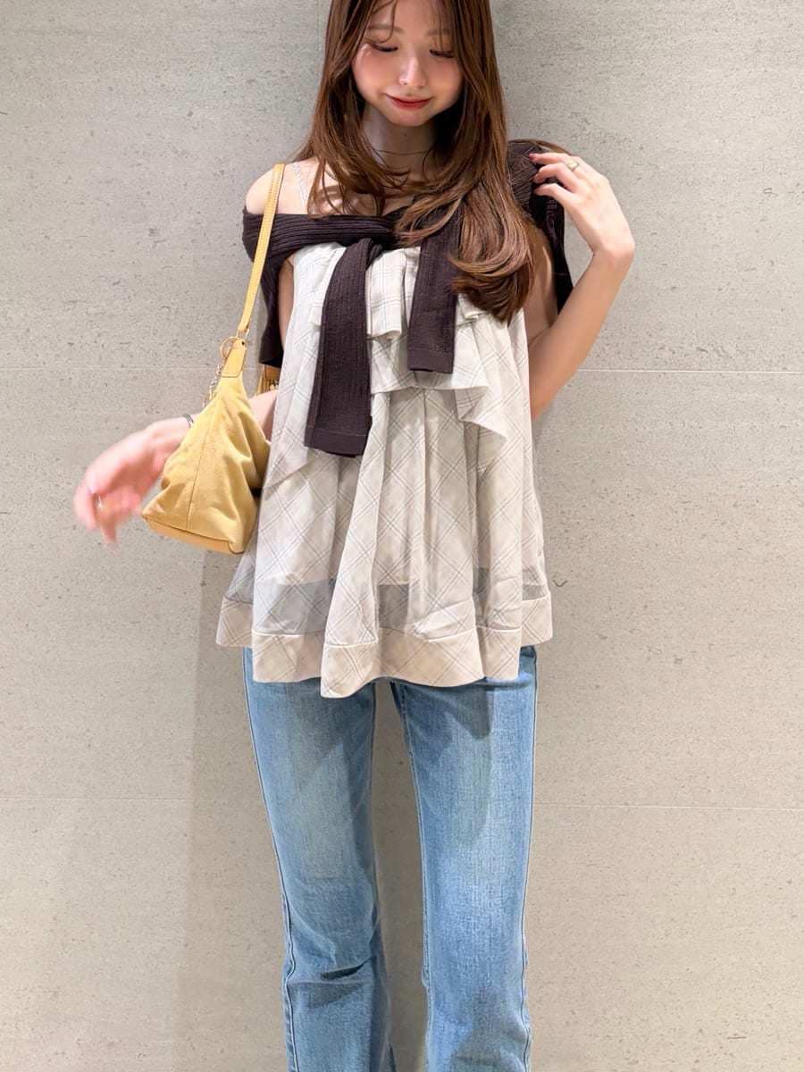 ベージュ系のカーディガン/ボレロ、イエロー系のショルダーバッグ、ブルー系のデニムパンツを着用したレディースの夏コーディネートの3枚目の写真