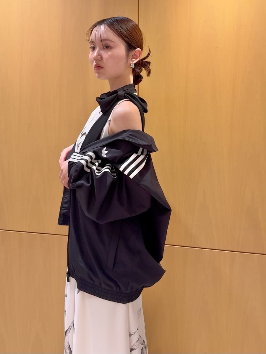 ホワイト系のワンピース、ブラック系のブルゾン、ブラック系のハンドバッグを着用したレディースの春コーディネートの6枚目の写真