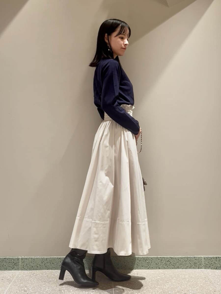 ブルー系のカーディガン/ボレロ、ホワイト系のスカート、パープル系のショルダーバッグを着用したレディースの夏コーディネートの2枚目の写真