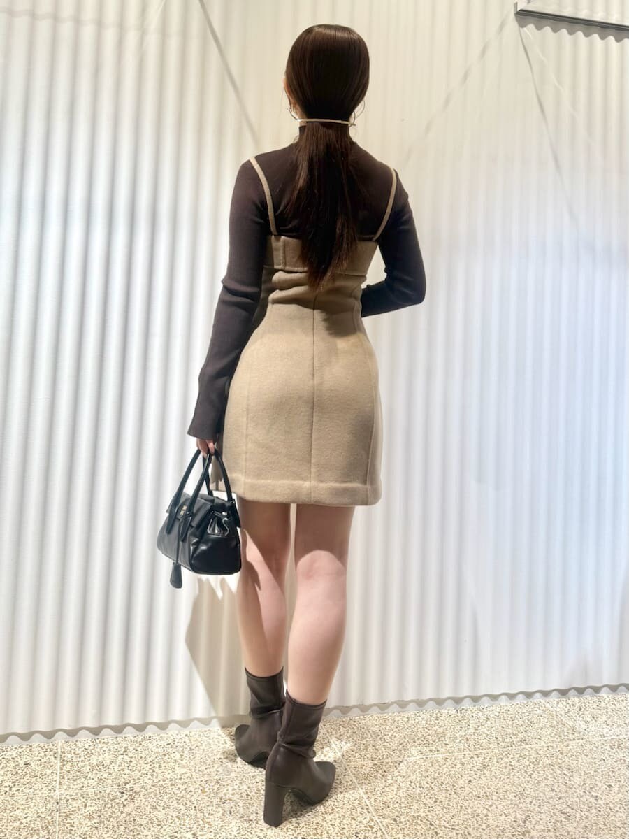 イエロー系のテーラードジャケット、ブラウン系のニット/セーター、イエロー系のワンピースを着用したレディースの秋コーディネートの8枚目の写真