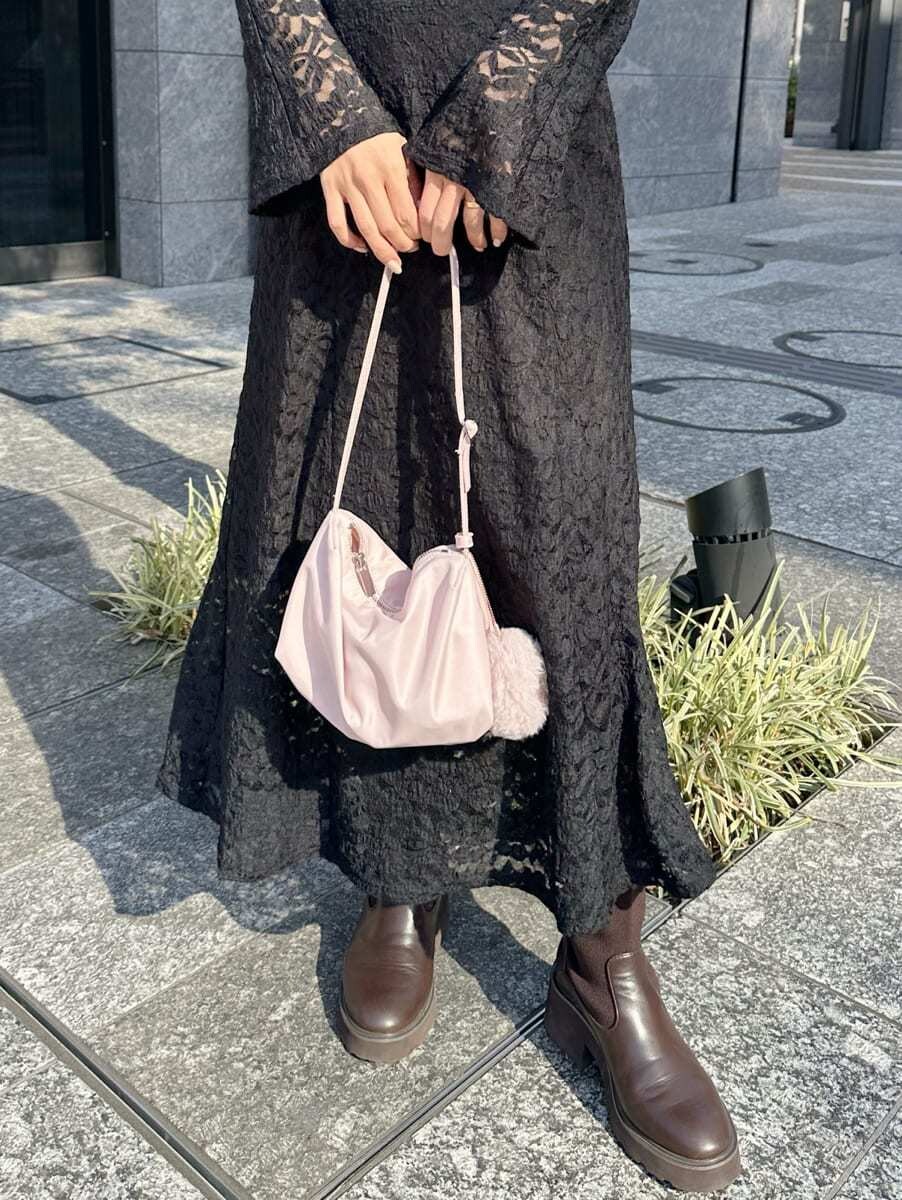 ブラック系のワンピースを着用したレディースの冬コーディネートの5枚目の写真