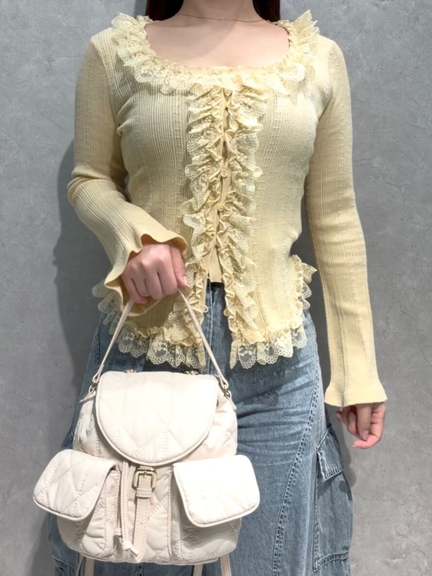 ブルー系のその他パンツ、イエロー系のニット/セーター、ホワイト系のバックパック/リュックを着用したレディースの夏コーディネートの4枚目の写真