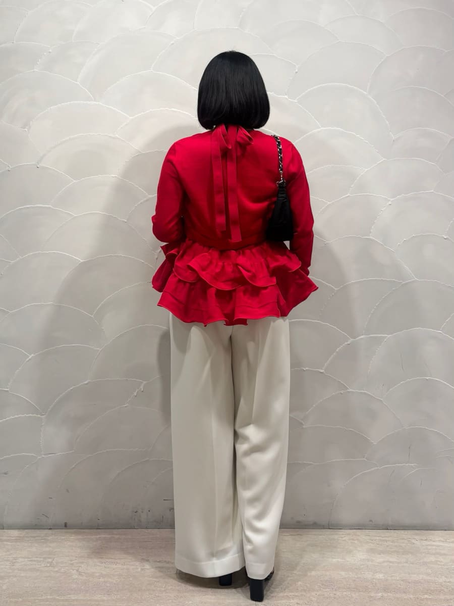 ブラック系のサンダル、ホワイト系のその他パンツ、レッド系のニット/セーターを着用したレディースの春コーディネートの3枚目の写真