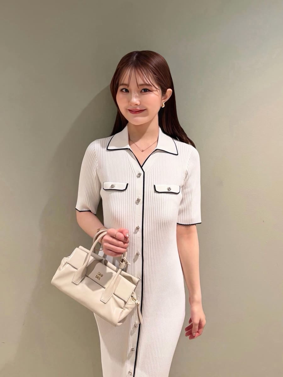 ホワイト系のボストンバッグ、ホワイト系のワンピースを着用したレディースの春コーディネートの3枚目の写真