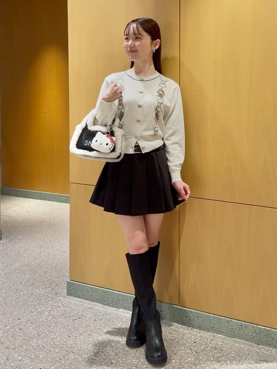 ホワイト系のカーディガン/ボレロ、ブラック系のその他パンツ、ブラック系のハンドバッグを着用したレディースの秋コーディネートの2枚目の写真