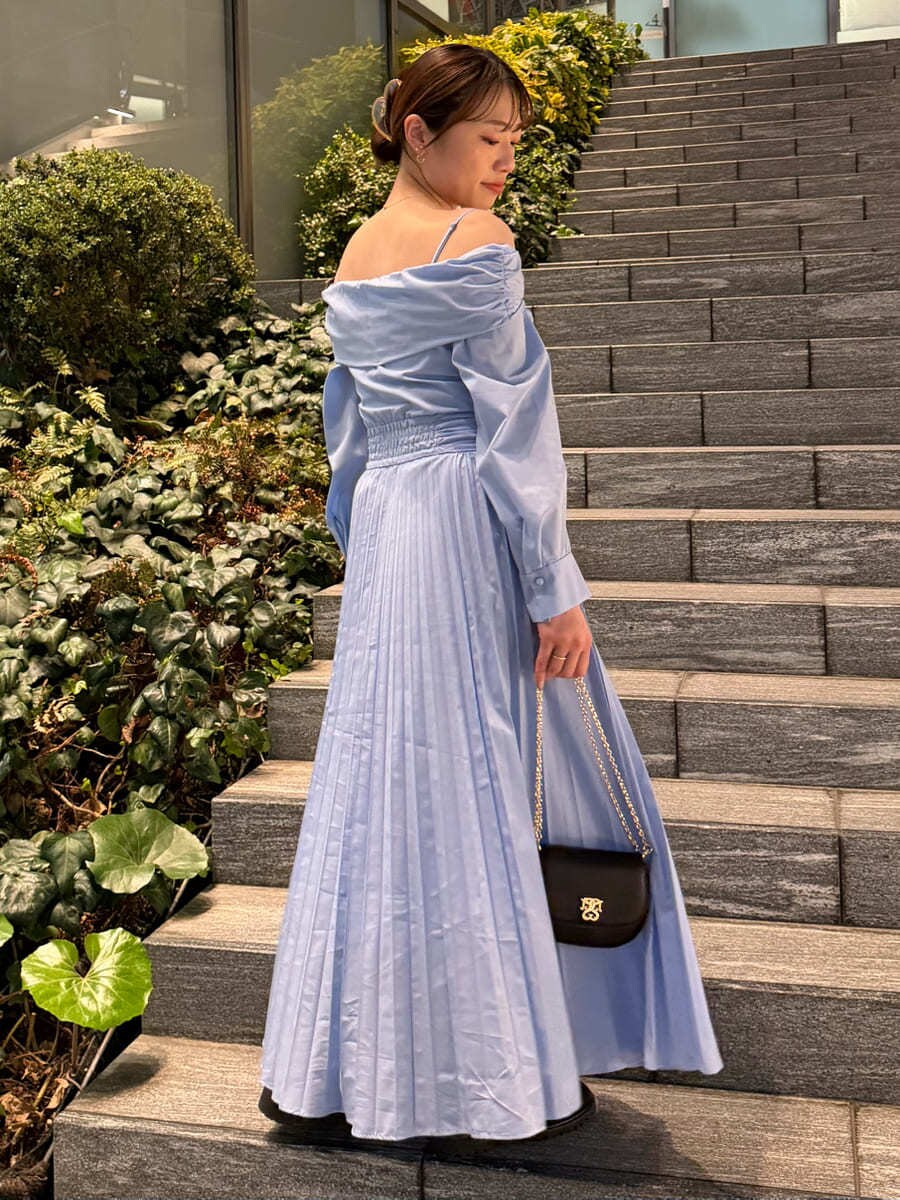 ブルー系のワンピース、ブラック系のショルダーバッグを着用したレディースの春コーディネートの3枚目の写真