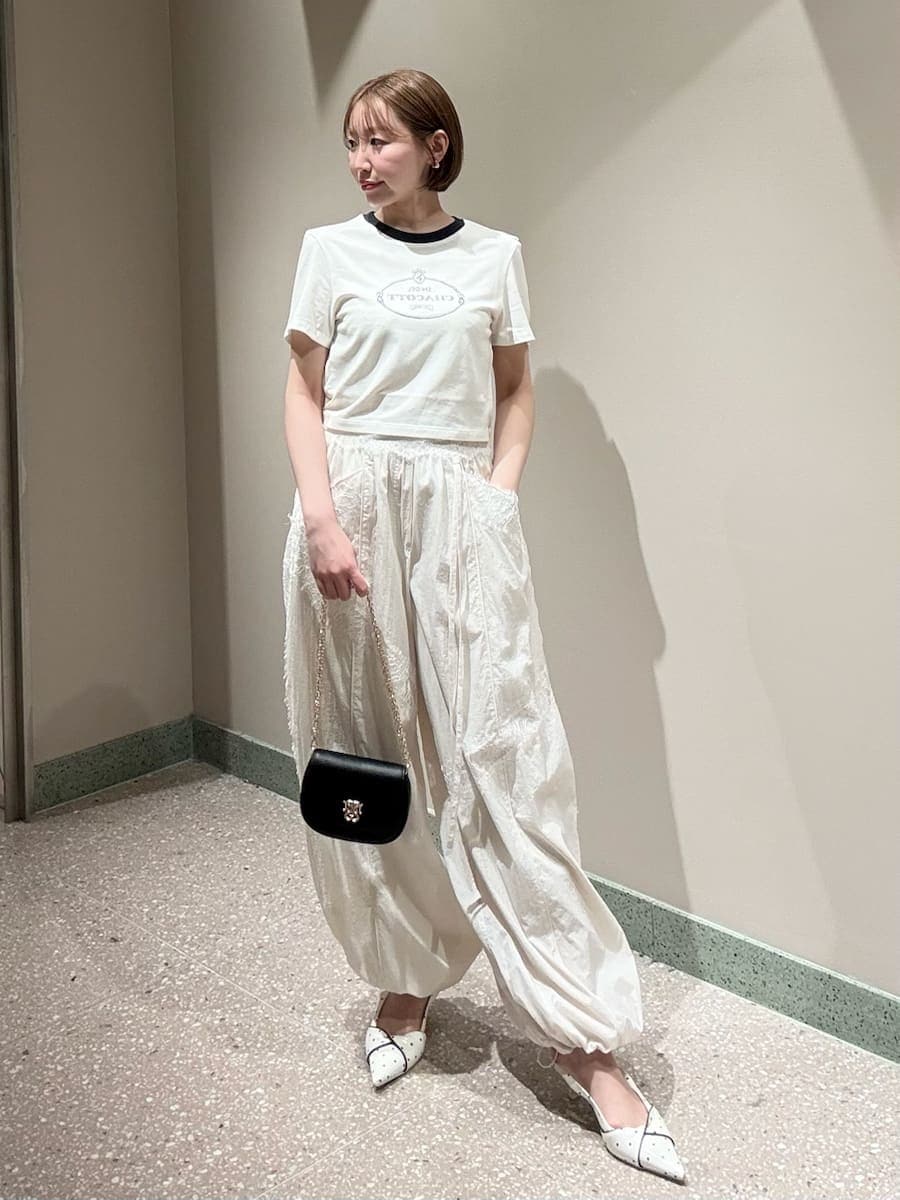 ホワイト系のその他パンツ、ホワイト系のTシャツ/カットソー、その他のパンプスを着用したレディースの春コーディネートの8枚目の写真