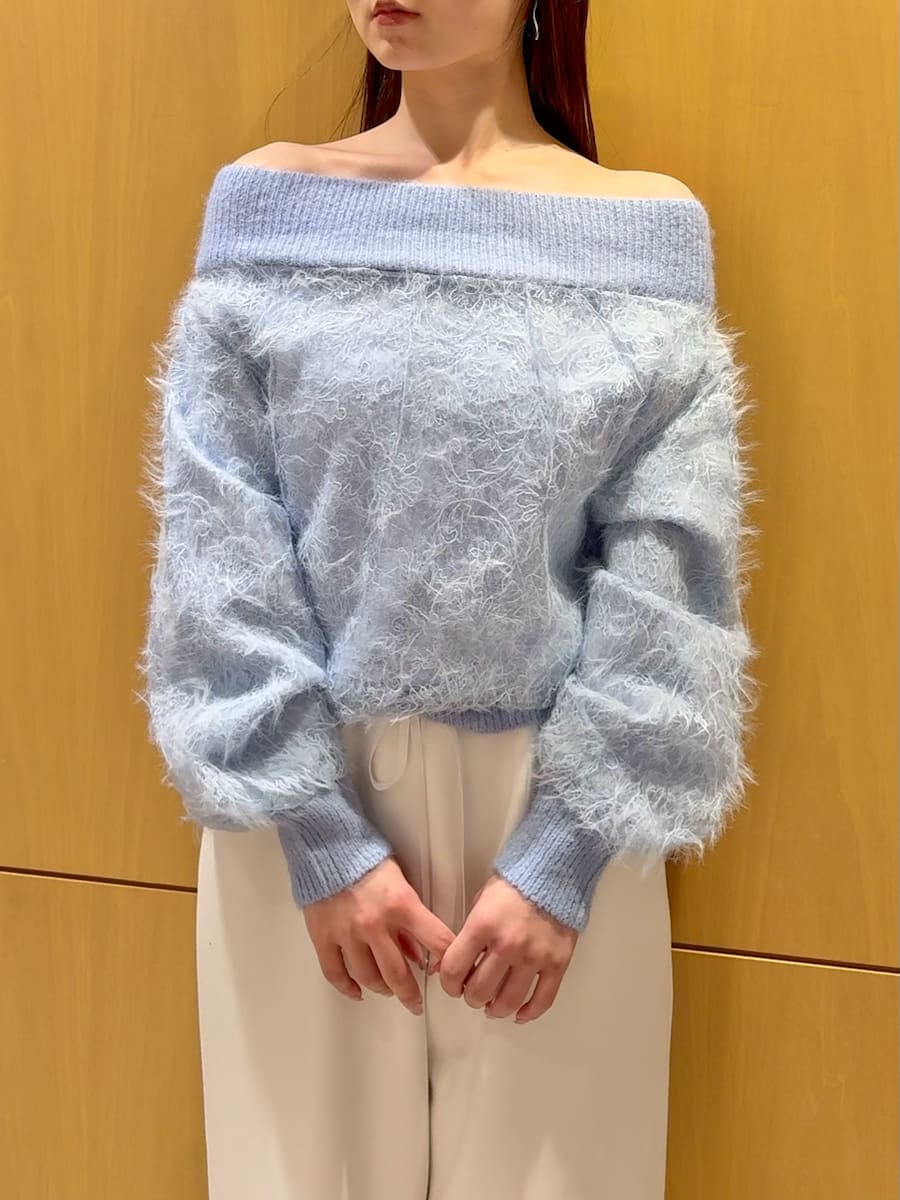 ブラック系のショルダーバッグ、ホワイト系のスウェットパンツ、ブルー系のニット/セーターを着用したレディースの冬コーディネートの4枚目の写真