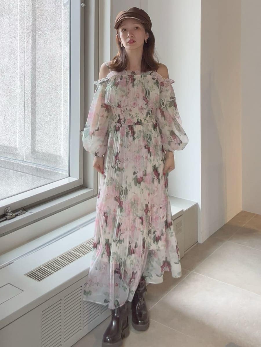 ピンク系のワンピース、ブラウン系のキャスケットを着用したレディースの冬コーディネートの3枚目の写真