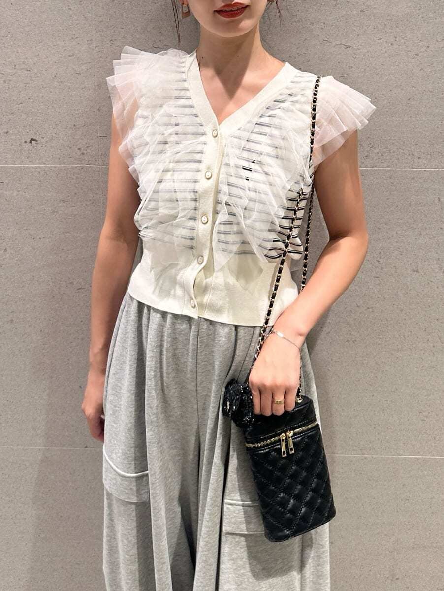 その他のニット/セーター、グレー系のその他パンツ、ブラック系のショルダーバッグを着用したレディースの夏コーディネートの2枚目の写真