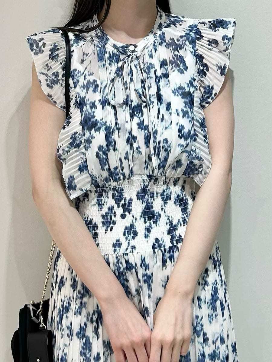 ブルー系のワンピース、ブラック系のパンプス、ブラック系のショルダーバッグを着用したレディースの春コーディネートの2枚目の写真