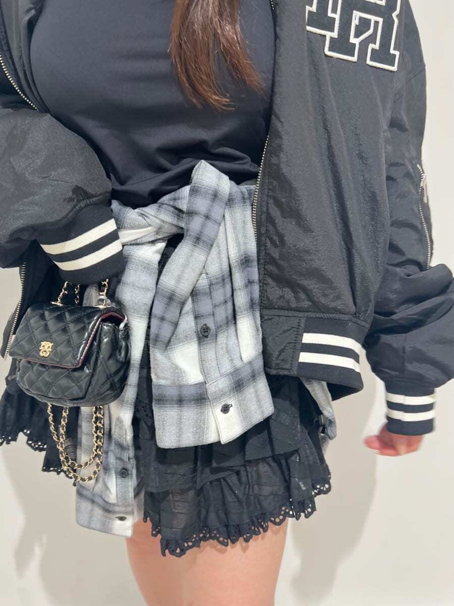 ブラック系のブルゾン、ブラック系のその他パンツ、ブラック系のシャツ/ブラウスを着用したレディースの秋コーディネートの7枚目の写真