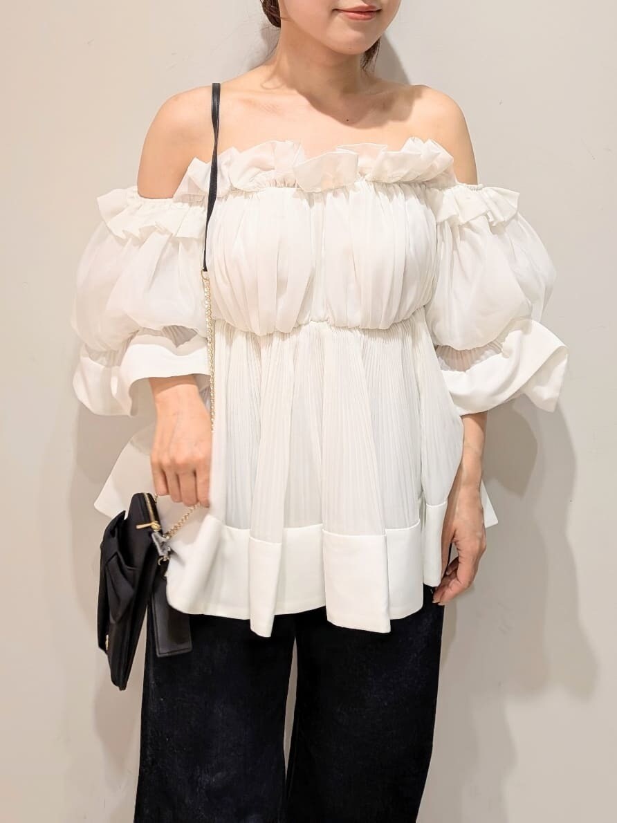 ブルー系のデニムパンツ、ホワイト系のその他トップス、ブラック系のショルダーバッグを着用したレディースの春コーディネートの3枚目の写真