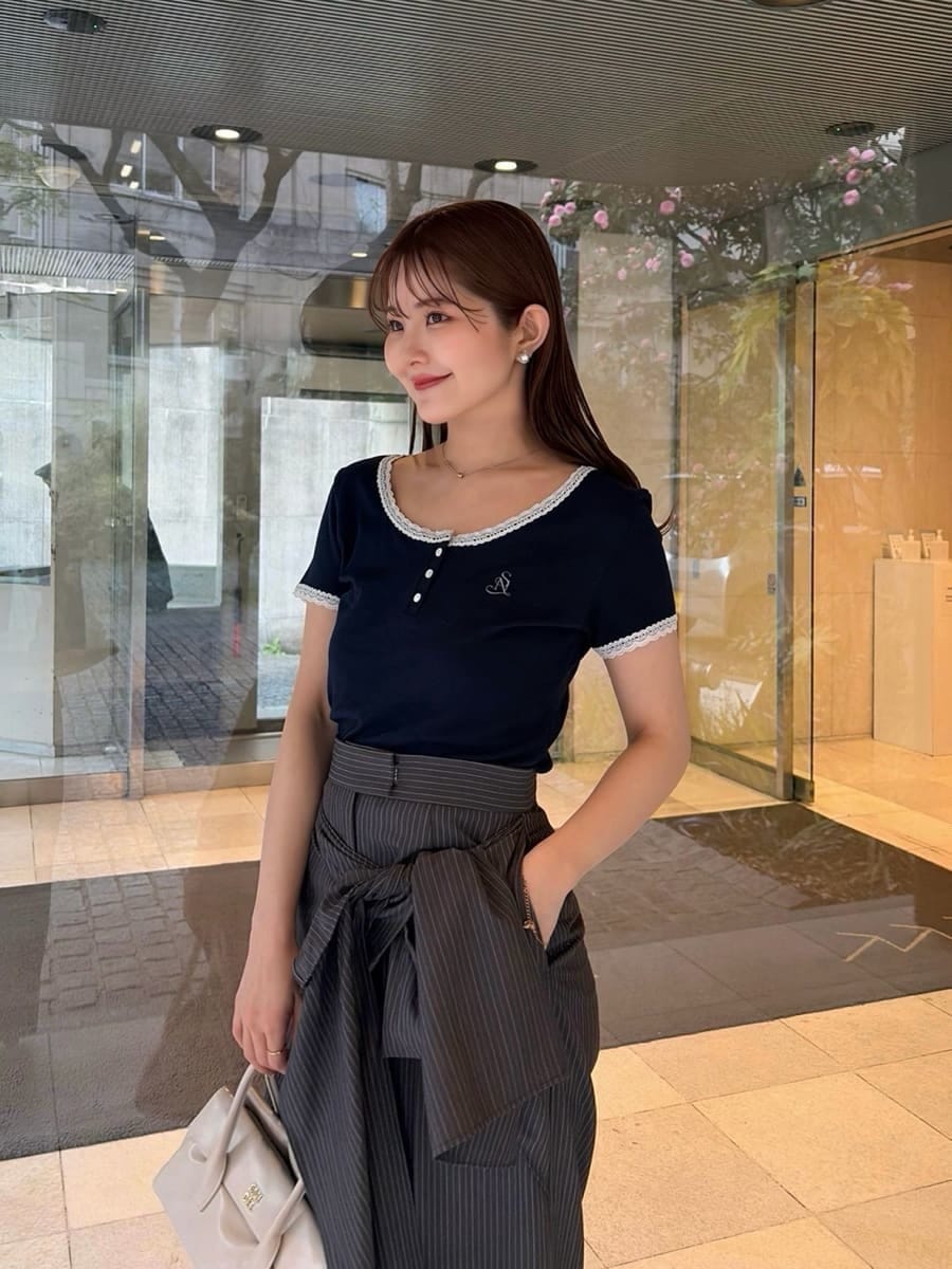 グレー系のその他パンツ、ブルー系のTシャツ/カットソー、ブラウン系のサンダルを着用したレディースの春コーディネートの4枚目の写真